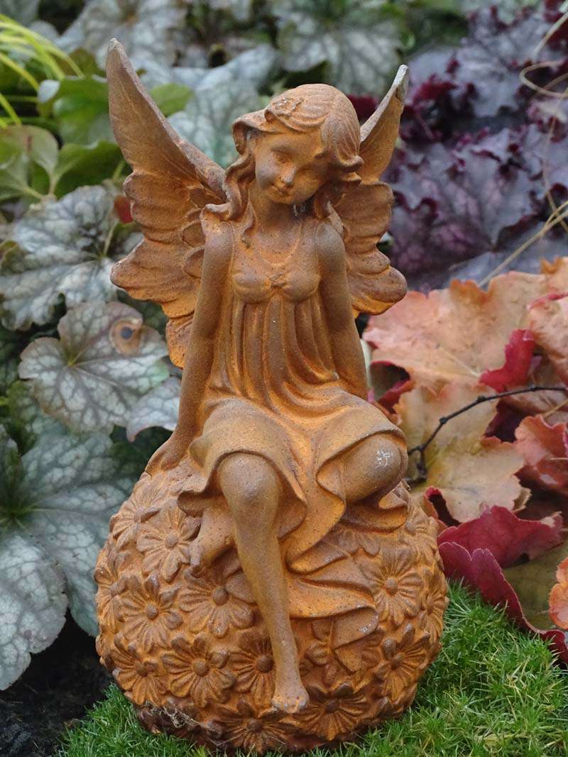 Gusseisenfigur Elfe sitzend aus Gusseisen für Ihren Garten