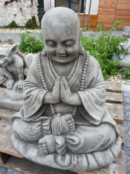 Steinfigur Betender Mönch für den Garten