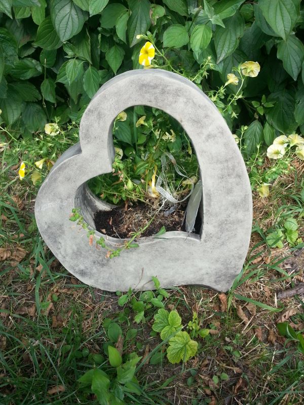 Pflanz Herz AMOR aus Steinguss die besondere Deko für Ihren Garten