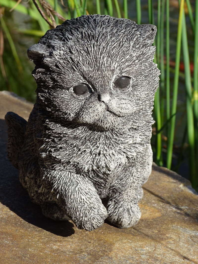 Steinfigur Katze Mauzeline als Gartenfigur für Haus und Garten